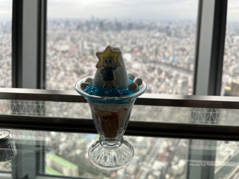 On the Tembo Deck at 350m of Tokyo Sky Tree, there is a coffee shop that you can enjoy the view. 